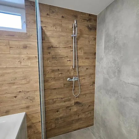 Brick House アパート ポプラト